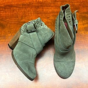 Betsey Johnson Neeto Suede pull on booties